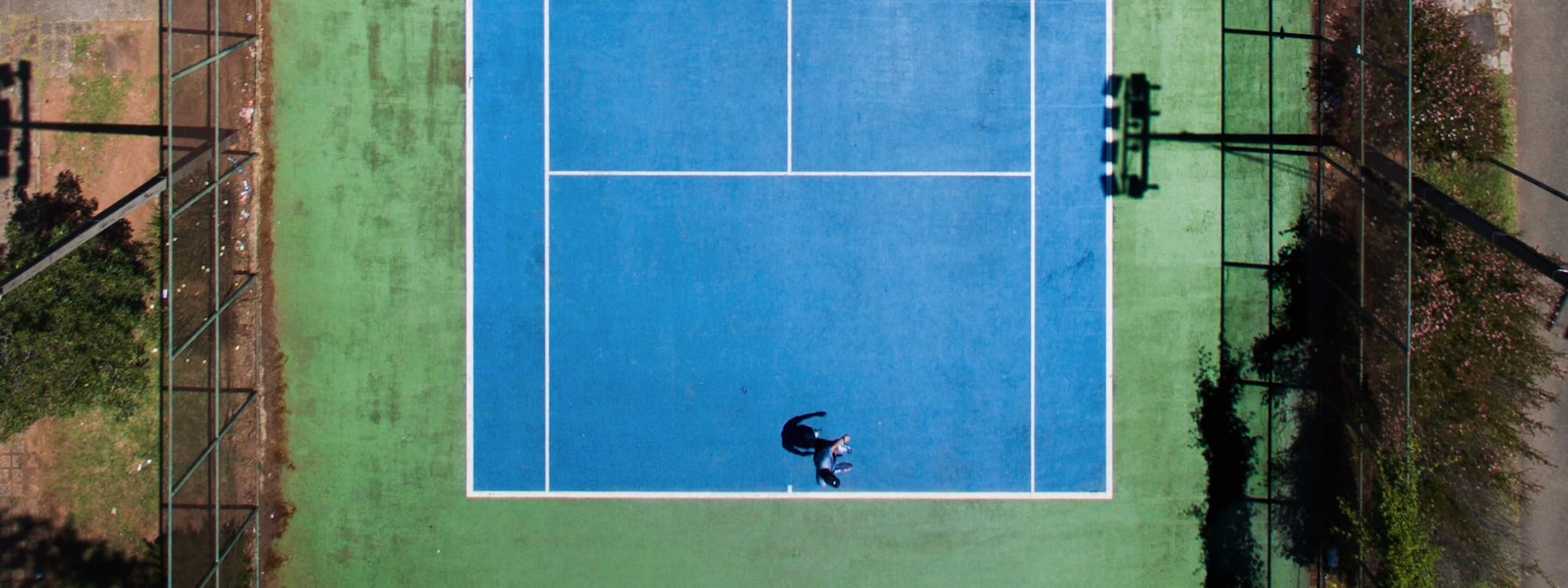 Tennisbane sett ovenfra med to spillere